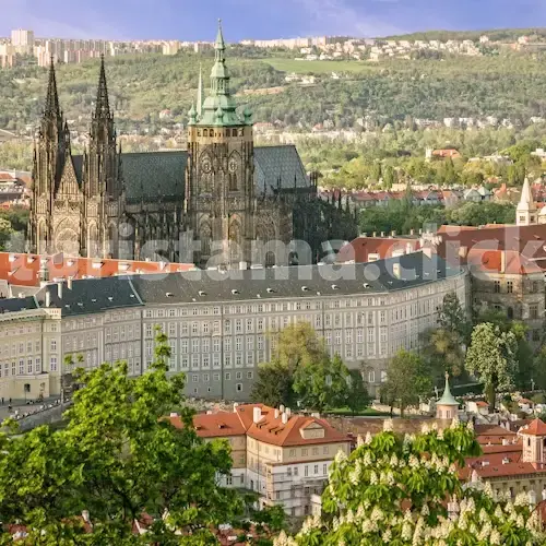 Obrázek: Turisté užívají relaxaci v lázních Karlovy Vary. Alternativní text: Skupina turistů se uvolňuje a relaxuje v lázních Karlovy Vary, zatímco si užívají minerálních pramenů a pohledu na architekturu města.