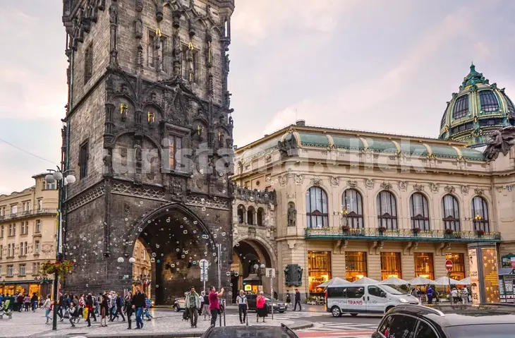 Obrázek: Pěší turistika v Českém ráji mezi skalními útvary. Alternativní text: Turisté procházejí mezi skalními útvary v Českém ráji a obdivují fascinující geologické tvary a přírodní krásu této oblasti.