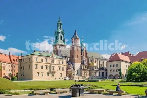 Obrázek: Pohled na Pražský hrad a panorama Prahy. Alternativní text: Pohled na Pražský hrad a panoramatický výhled na historické centrum Prahy a řeku Vltavu.