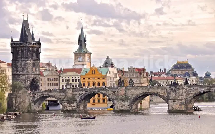 Obrázek: Kutná Hora - kaple kostnic a chrám svaté Barbory. Alternativní text: Pohled na kapli kostnic a chrám svaté Barbory v Kutné Hoře, které jsou ikonickými symboly středověkého města a jeho bohaté historie.