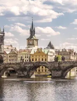 Obrázek: Interiér zámku Český Krumlov s bohatě zdobenými sály a historickým nábytkem. Alternativní text: Interiér zámku Český Krumlov přináší pohled do bohatě zařízených sálů a komnat, které odrážejí ducha minulých staletí a lákají svou elegancí a historickým šarmem.