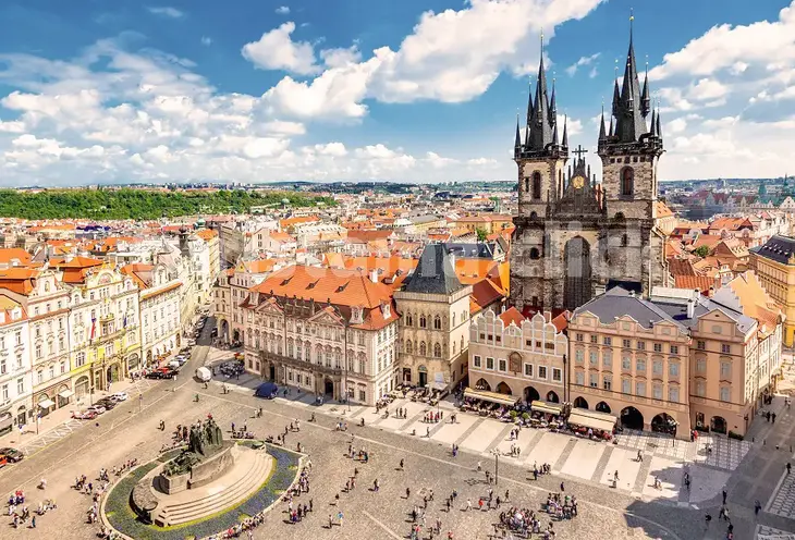 Obrázek: Výhled na malebné město Český Krumlov s hradem a řekou Vltavou. Alternativní text: Z hradu Český Krumlov se naskýtá úchvatný pohled na historické centrum města a řeku Vltavu, přičemž zvýrazňuje jeho malebnost a romantickou atmosféru.