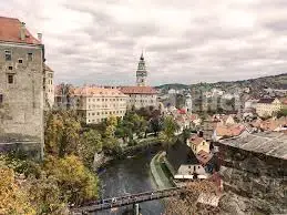 Obrázek: Malebné historické centrum Prahy s pohledem na Karlův most a Pražský hrad. Alternativní text: Malebné historické centrum Prahy s pohledem na Karlův most a Pražský hrad, jedno z nejnavštěvovanějších míst v České republice.