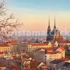 Obrázek: Pohled na Český Krumlovský zámek z výšky s okolními zahradami a historickou architekturou. Alternativní text: Pohled na Český Krumlovský zámek z výšky s okolními zahradami a historickou architekturou, jedním z nejromantičtějších zámků v České republice.