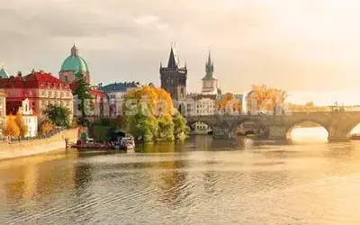 Obrázek: Pohled na zámek Český Krumlov z výšky. Alternativní text: Pohled na malebný zámek Český Krumlov, který se tyčí nad historickým městem s křivolakými uličkami a středověkou atmosférou.